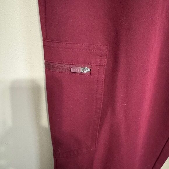 Figs Zamora jogger in cranberry color size petite medium - Picture 4 of 9